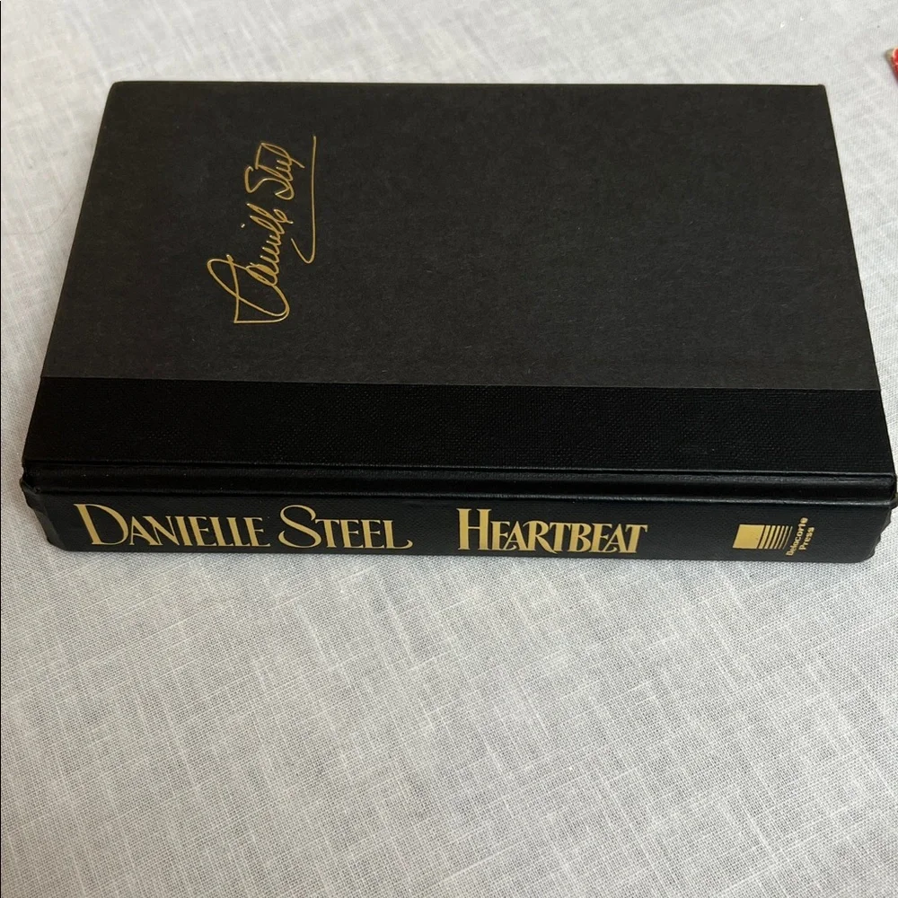 🌞 “Heartbeat” Best Selling Book by Danielle Steel 392 pages